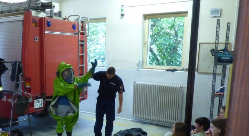 Vízsugár, sziréna, sisak: a diákok kipróbálták, milyen hősnek lenni