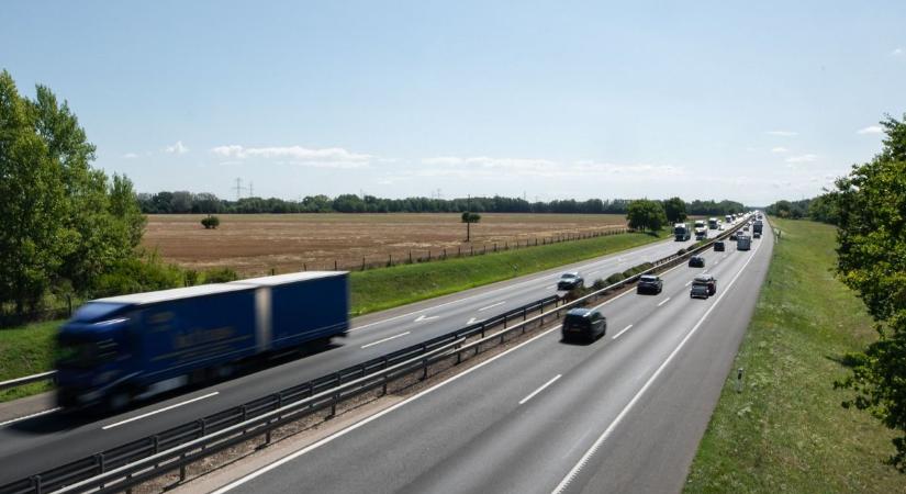 Sok a kocsi az M1-esen a határ irányába