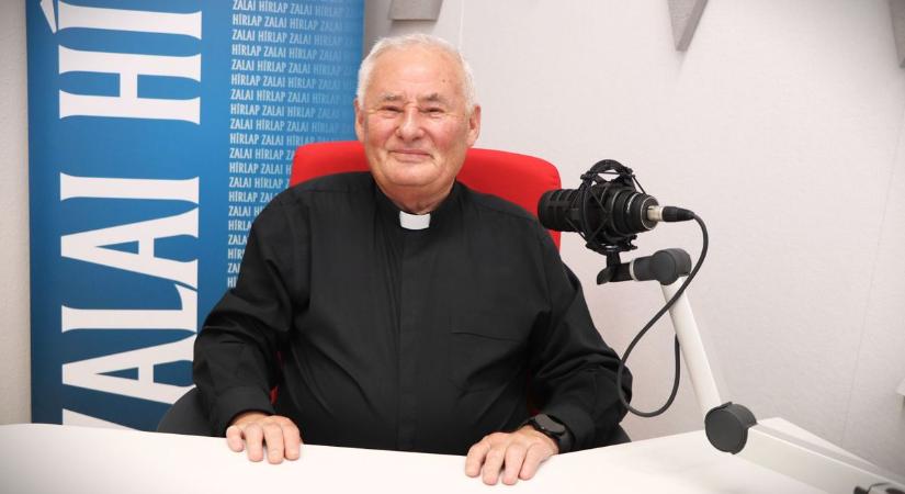 „Nem a pénztárcán múlik a boldogság!” – mindenben a derűt keresi az aranymisés Fliszár Károly atya