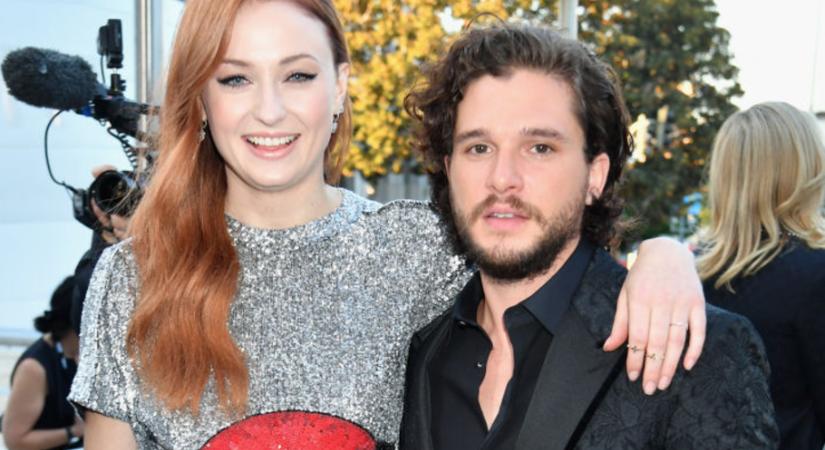 Sophie Turner elárulta: ilyen volt Kit Haringtonnal csókolózni – videó