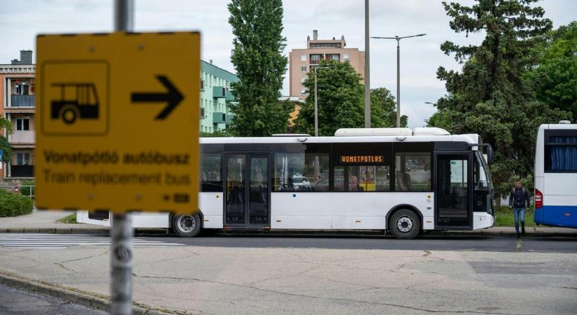 Vonatpótlás MÁV-módra: „Egy órája rostokolunk, tájékoztatást nem kaptunk”