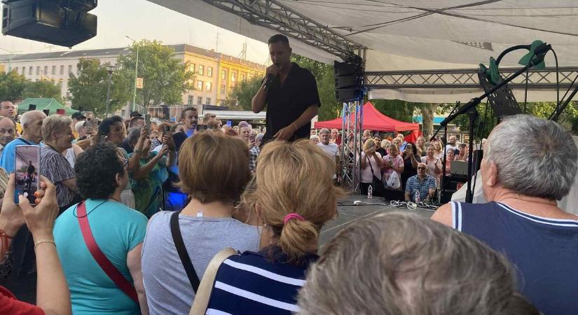 Fesztiválhangulat a Városháza téren – Peter Šrámek koncertje mindenkit elvarázsolt! (képgalériával és videóval)