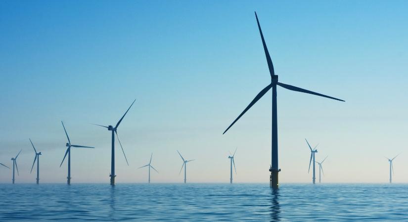 Egy szélturbina, aminek a lapátjai magasabbak, mint a gízai nagy piramis