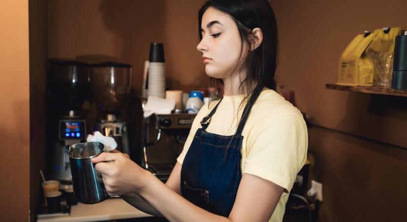 A Gen Z mosolytalan bámulása: pszichológiai és szociológiai háttér