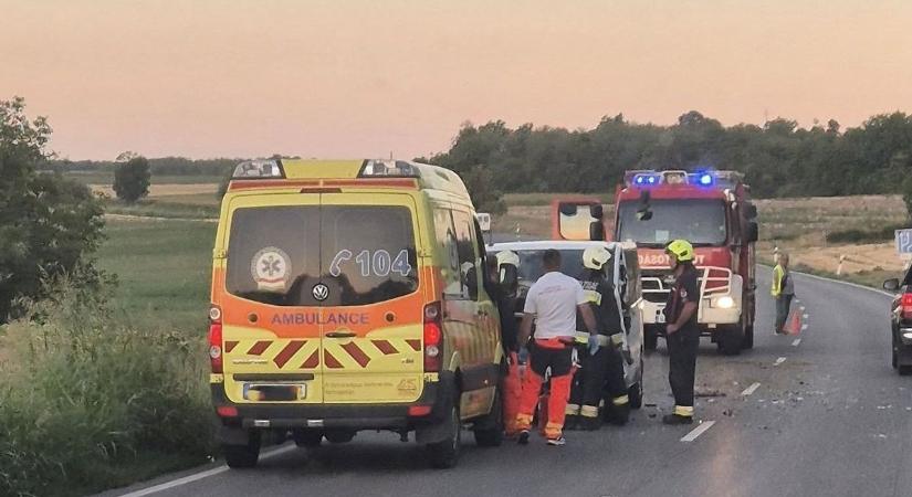 Hajnali baleset a 6-oson: vadat gázolt egy kisbusz