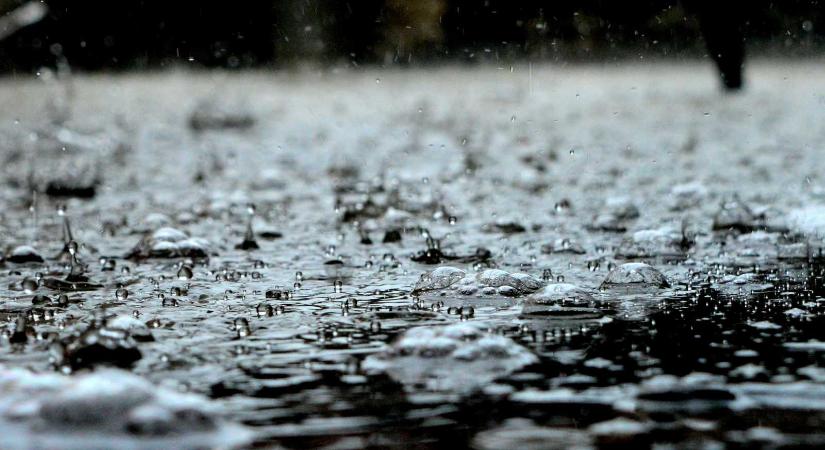 Elsőfokú figyelmeztetés: viharok várhatók tíz megyében