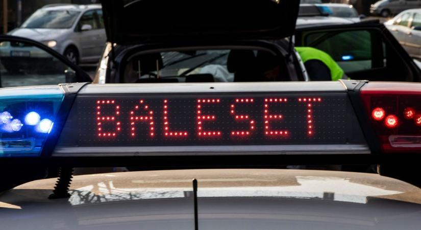 Baleset Derecskénél: az M35-ös autópálya szalagkorlátját is átszakította egy kisbusz!