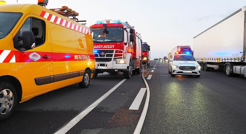 Defekt miatt lángra kapott és megsemmisült a kamion teljes rakománya – galériával