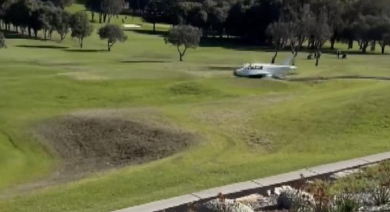 Videóra vették, ahogy egy golfpályába csapódik egy kisrepülő