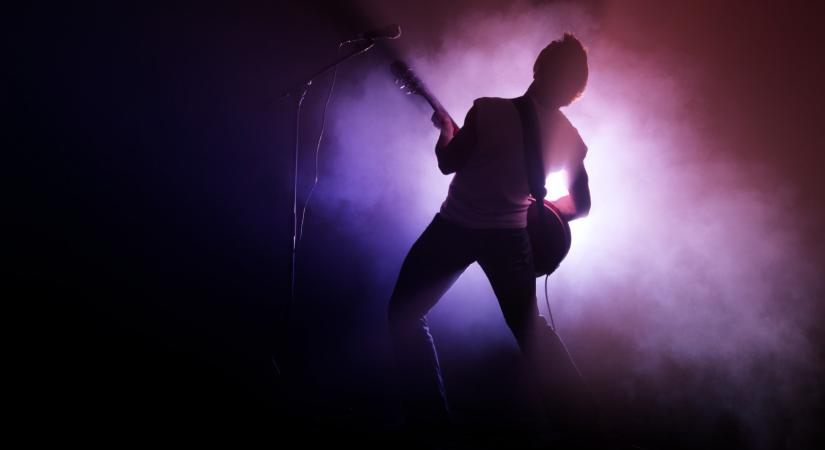 Majd 10 milliárd forintért árulja kastélyházát a világhírű magyar gitáros: nem semmi a kóceráj