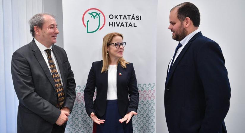 Hvg.hu: Az alacsony fizetések és a politikai nyomás miatt menekülnek a dolgozók az Oktatási Hivatalból