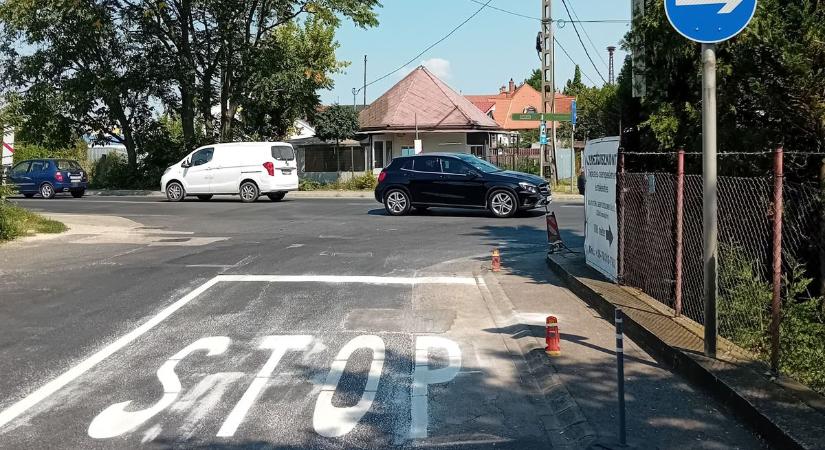 Új, figyelmeztető felfestést kapott a veszélyes győri kereszteződés - fotók