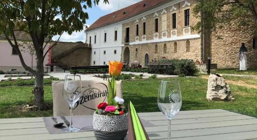 SZÁLLODÁK ÉJSZAKÁJA: István Király Szálló – tematikus séta, 2025. 10.10-11., Pécsvárad