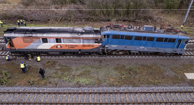 Sápi vonatbaleset: több évet kaphat a mozdonyvezető, aki elaludt munka közben és balesetet okozott