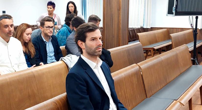 Fekete-Győr András nem tudott Angliába utazni a büntetése miatt