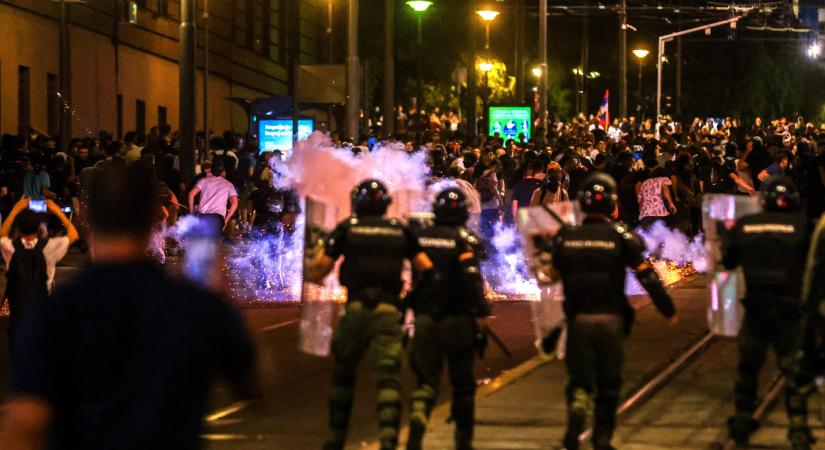 Újabb hétvége telt zavargásokkal Szerbiában, tizedik hónapja tart a kormányellenes tüntetéshullám