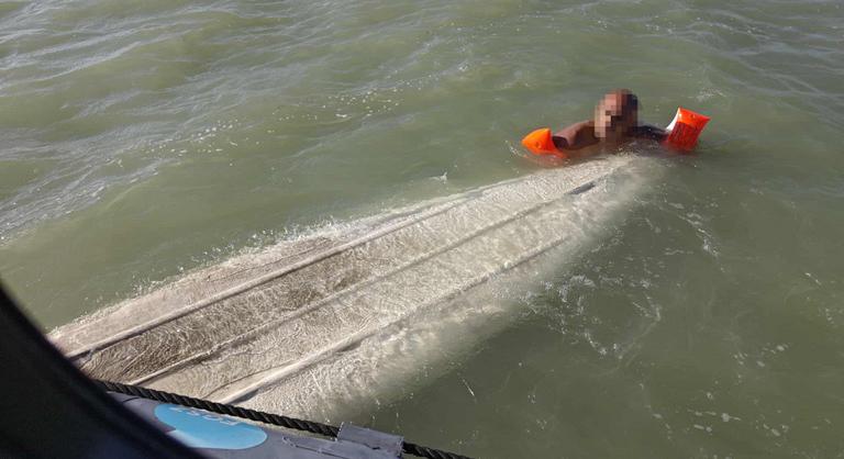 A Balaton közepéről kellett kimenteni a felborult kenusokat