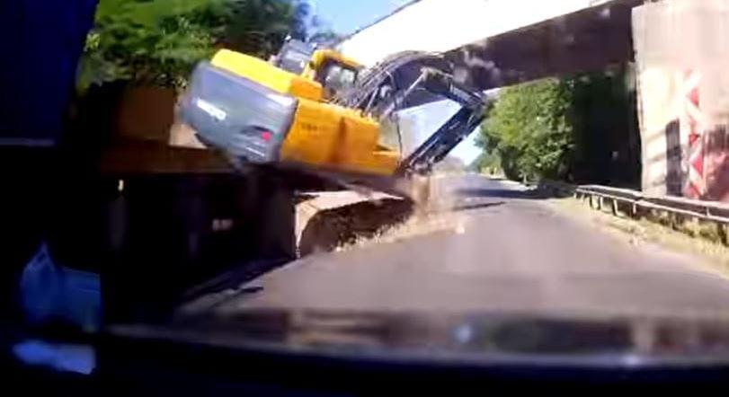 Ijesztő baleset: Markológép zuhant egy autós elé Baranyában – videó