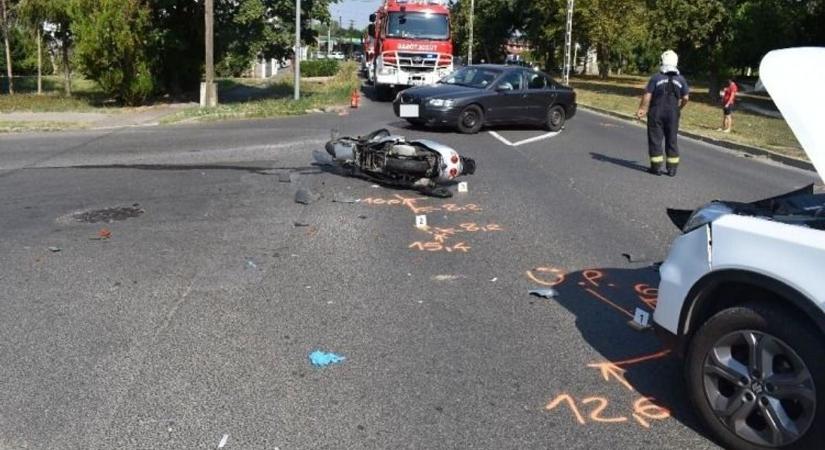 Életveszélyben a motoros – egy kanyarodó autó sodorta el