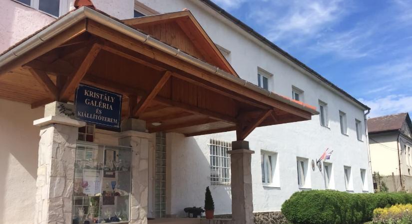 Parádsasvári Kristálygaléria és Kiállítóterem