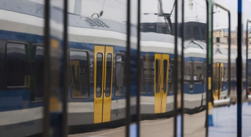 Leszállították a vonatról, ezért megszúrta a kalauzt a felbőszült utas