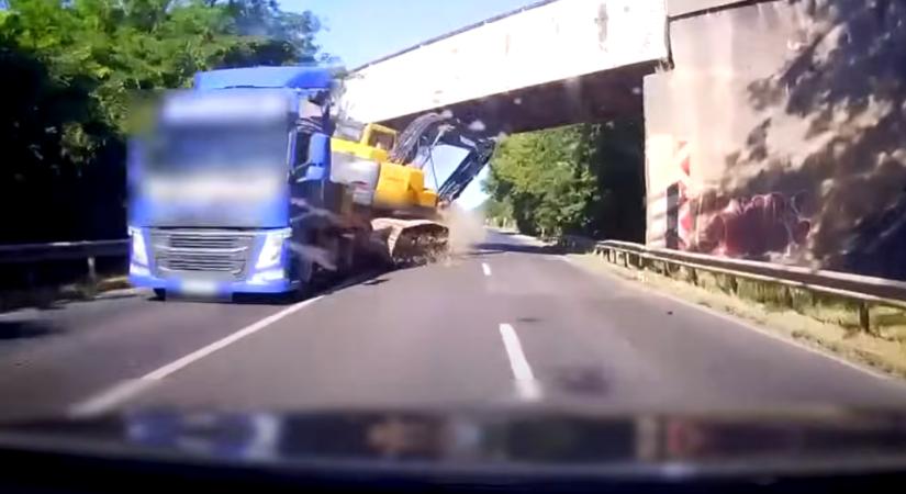 Videó: markológép zuhant az úttestre egy kamionról Baranyában