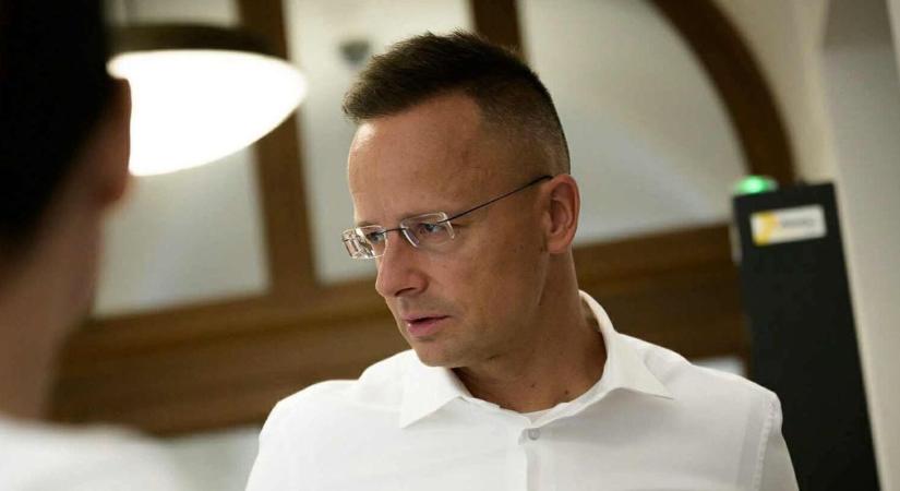 Miközben Zelenszkij Trump kegyelméért könyörög, Kijev támadást intézett a NATO-tagállam ellen – Szijjártó Péter teljesen kiakadt, befenyítette az ukránokat