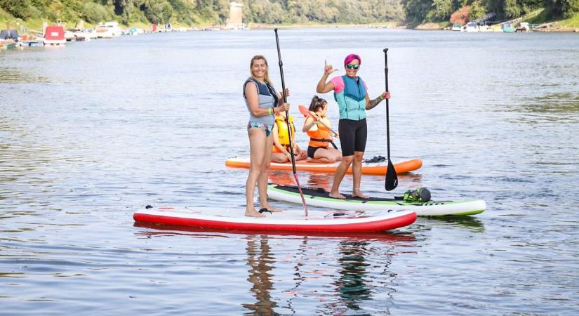 Vizes kaland a Tiszán: újra megrendezték a SUP felvonulást Szolnokon