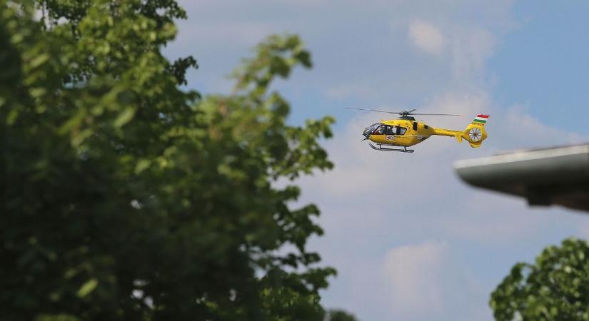 Kigyulladt egy családi ház, mentőhelikopter is érkezett Nyirádra