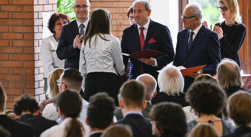 Kiderült, miért mondanak fel tömegesen az Oktatási Hivatalban
