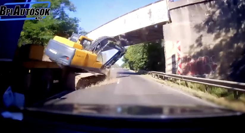 Kamionról zuhant az útra egy markoló a 6-os úton