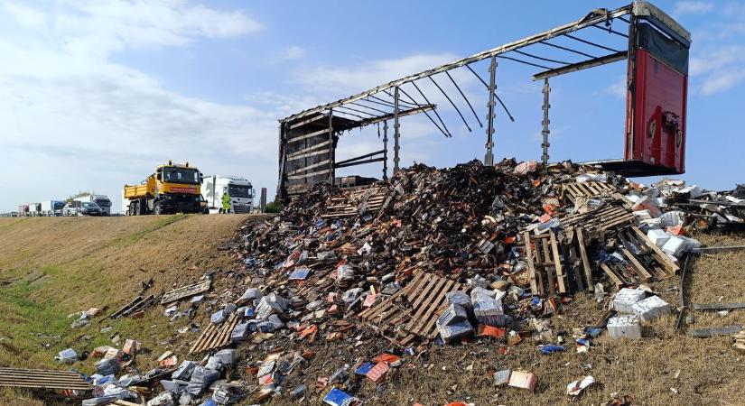Percek alatt lángokba borult a rakomány, a sofőr az utolsó pillanatban menekült meg