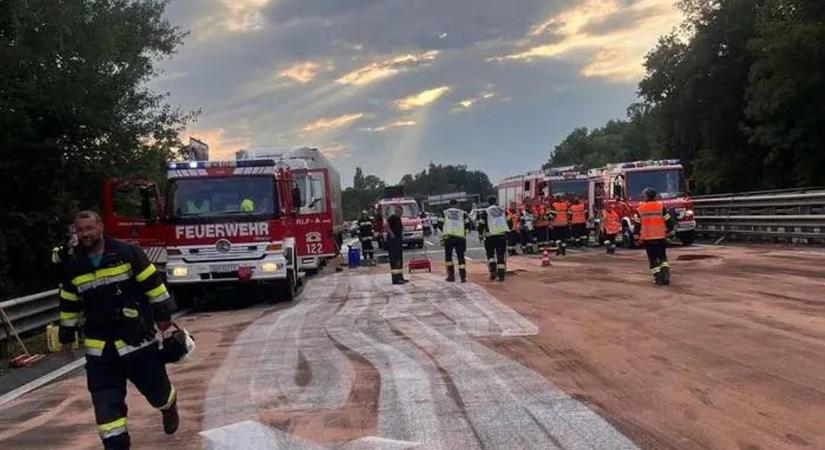 33 jármű ütközött a tömegkarambolban - Szivárgó üzemanyag okozta a balesetet