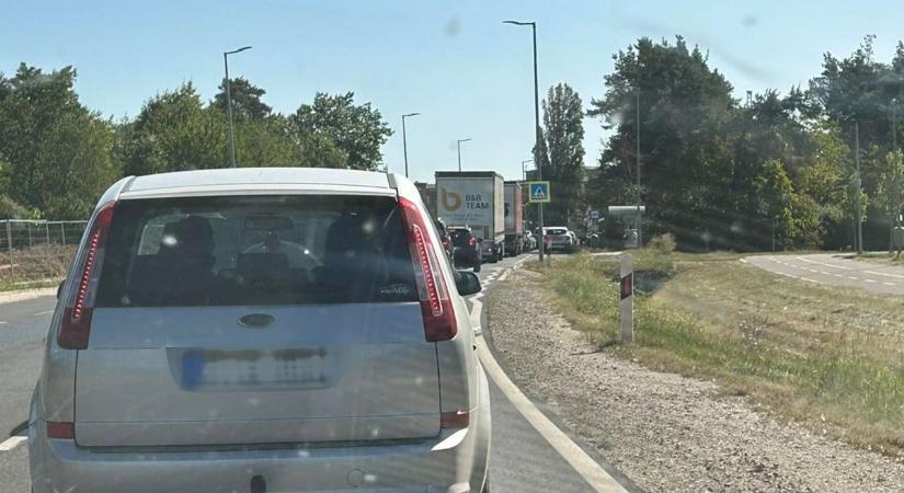 Hatalmas a torlódás ezen a szombathelyi útszakaszon - ha teheted, kerüld el!