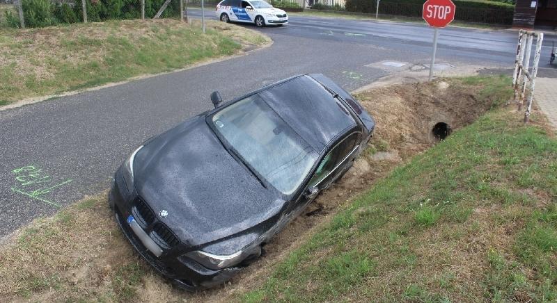 Betépve árokba hajtott, majd elfutott a zsaruk elől
