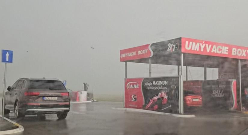Tornádóra emlékeztető vihar csapott le a Komáromi és az Érsekújvári járásban (VIDEÓ)