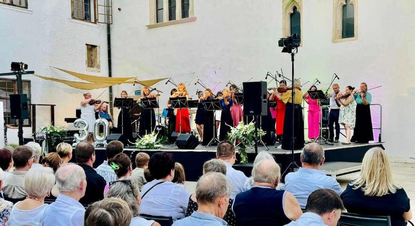 Felejthetetlen jubileum: 30 év sikerét ünnepelte a Dolce Hegedűegyüttes a Siklósi Várban