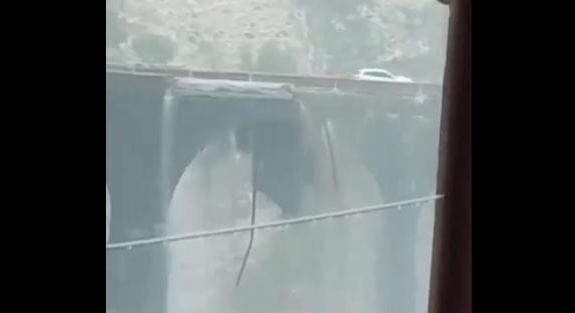 Az áthaladó autók alatt omladozott egy híd Szicíliában – videó