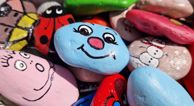 Színes kavicsok, szeretettel festve – somogyi nagymamák varázsolják szebbé a beteg gyerekek napjait