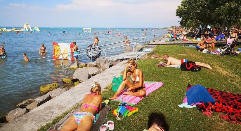 Balaton: versenyfutás az árnyékos helyekért
