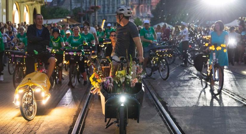 Végigkúszott Debrecenen a sokkerekű fénykígyó, ennyire nagyot ütött az idei Night Ride – fotókkal, videóval