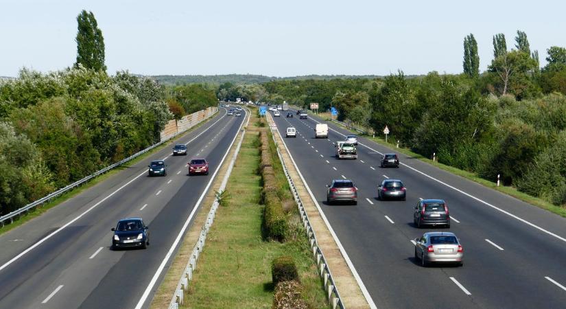 Ezt tényleg meglépik az új KRESZ-ben: változások az autópályán, a leállósáv is megnyílhat!