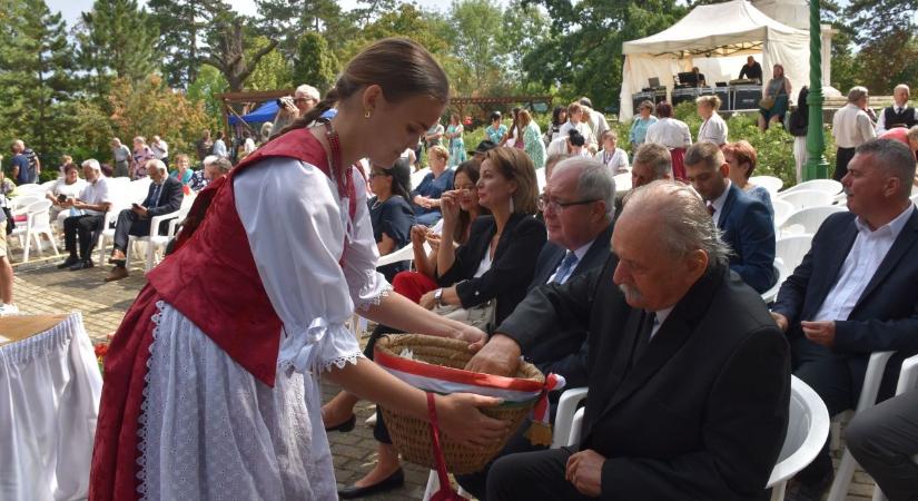 Idén is rengeteg búzát ajánlottak fel a gazdálkodók, Kenderesen öntötték össze – galériával, videóval