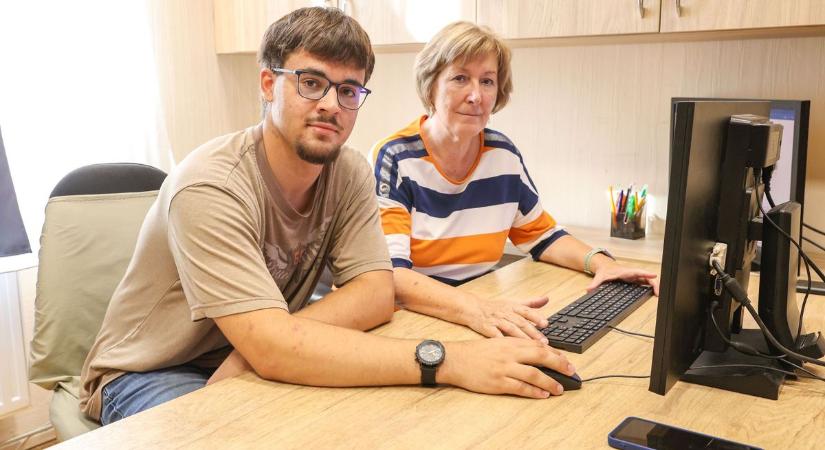 Nyugdíjasokat tanítanak a mesterséges intelligencia használatára Győrben - fotók