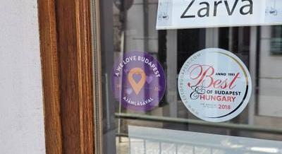 Hallgass a szívünkre! – A We Love Budapest matricái jelölik mostantól a legjobb helyeket a városban
