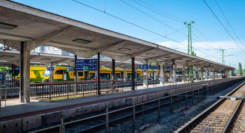 Vádat emeltek a férfi ellen, aki vállon szúrt egy kalauzt tavaly Győrben