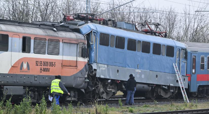 Elaludt a mozdonyvezető, ezért ütközött össze két vonat Hajdú-Biharban