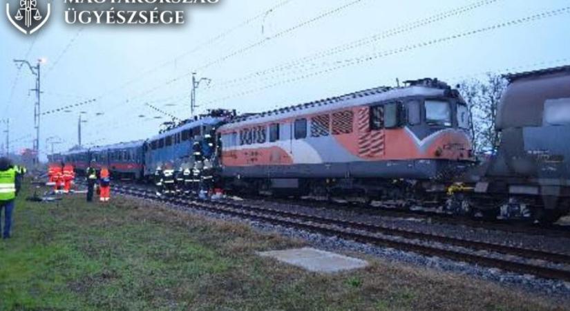 Elaludt a mozdonyvezető, nekiütközött egy személyvonatnak