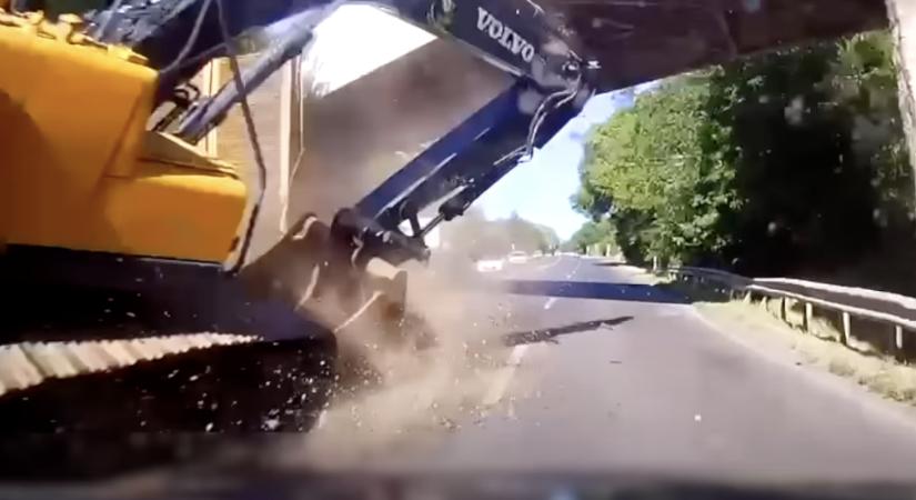 Ijesztő baleset: ráesett egy markoló a 6-os útra egy kamionról