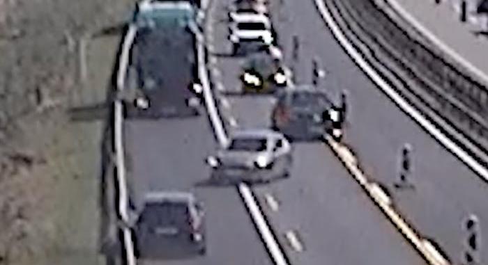 Belehajtott a terelésbe, aztán felkenődött egy kamionra az M1-esen